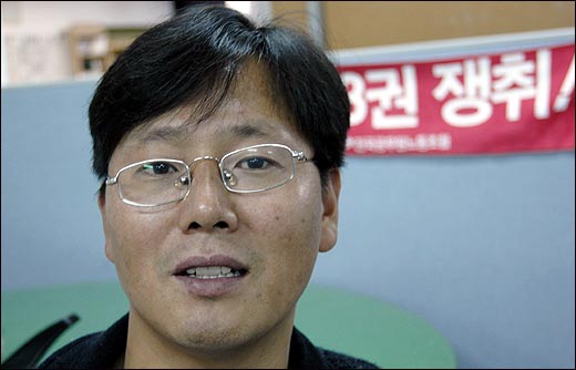 11일동안 고공 점거농성을 벌인 김홍주씨. 그는 "하이스코의 불법파견에 대한 철저한 조사가 있어야 한다"고 강조했다. 